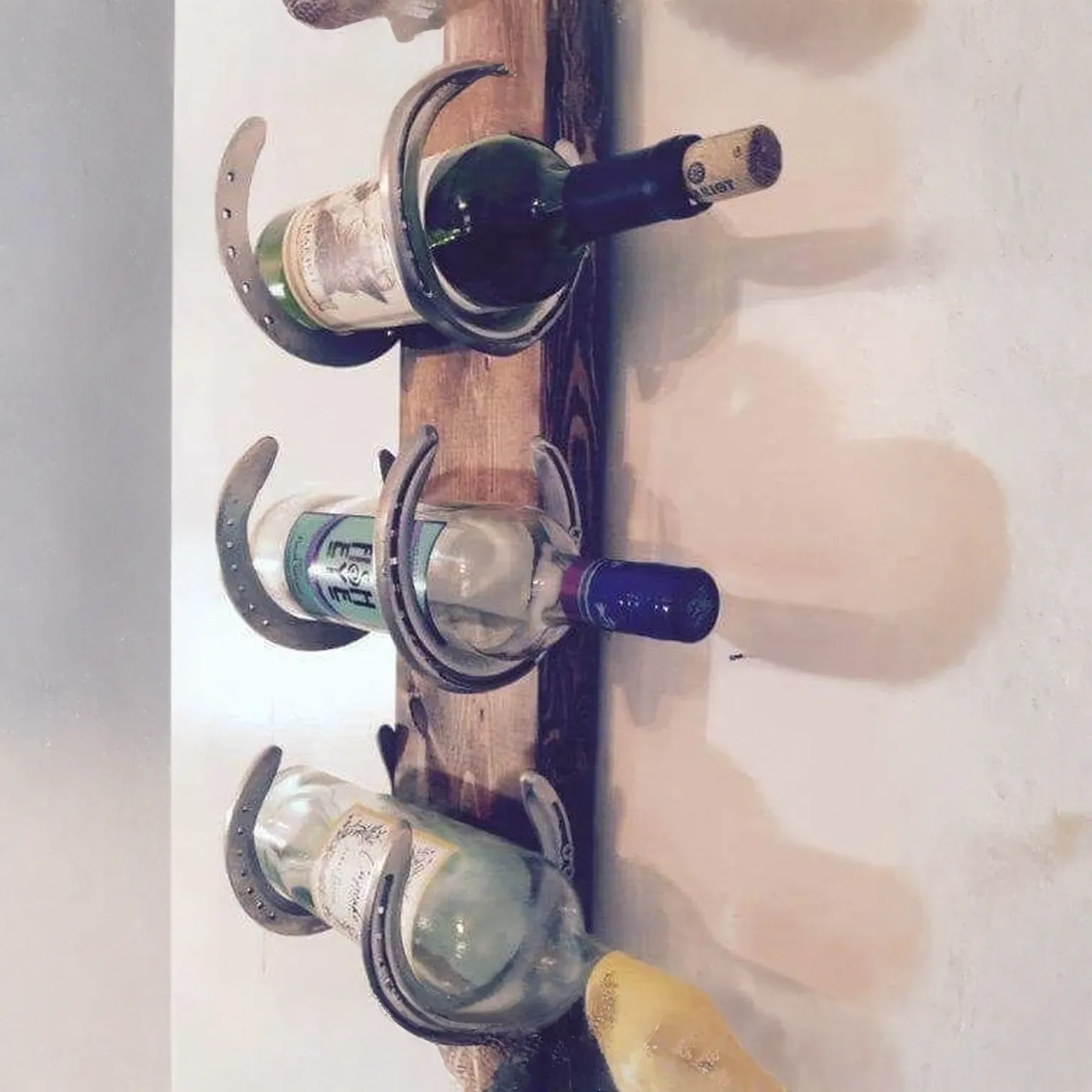 Винная полка "Horseshoe of Luck"